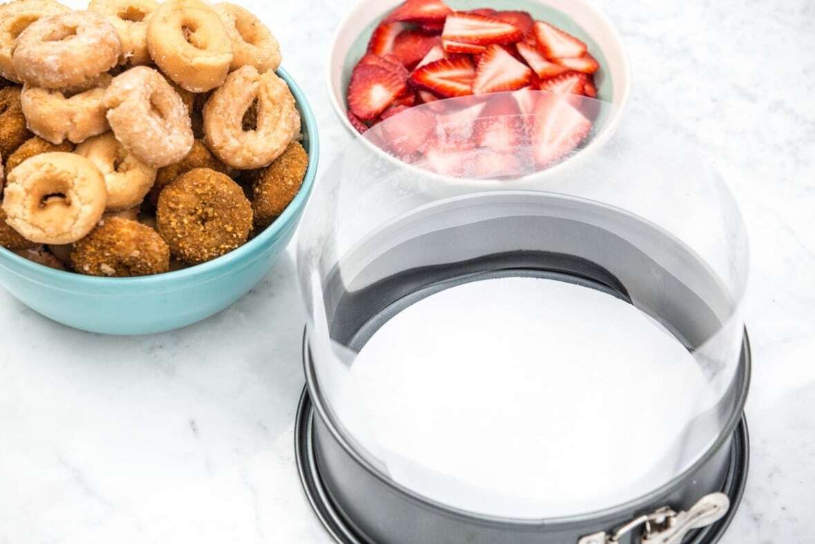 Этот простой мини-пончик без выпечки станет вашим новым украшением десертного стола.