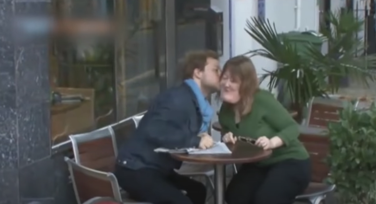 Женщина с необычной головой.