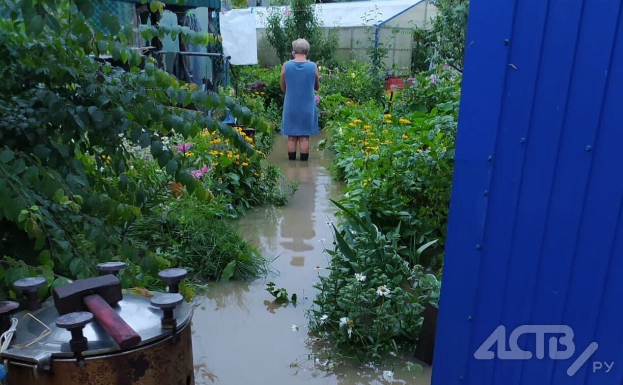 "Стою в огороде, по колено в воде..." Последствия ливневых дождей на Сахалине.