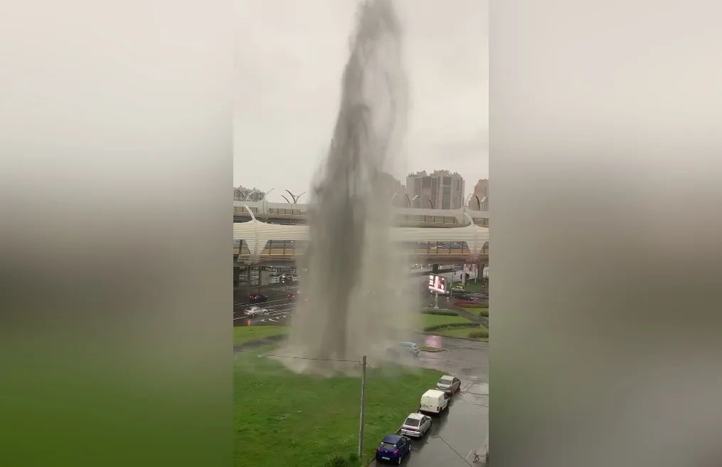 В Петербурге разгулялась стихия. Штормовой ветер сносил остановки, рвал электропровода и валил деревья на припаркованные машины