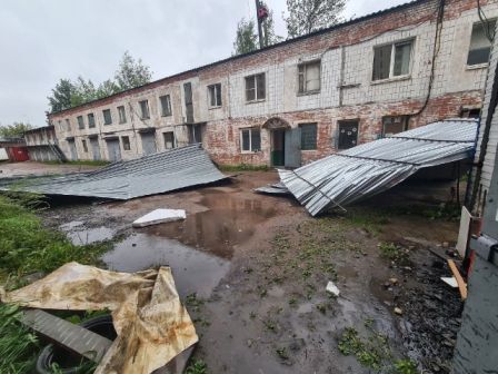 В Петербурге разгулялась стихия. Штормовой ветер сносил остановки, рвал электропровода и валил деревья на припаркованные машины