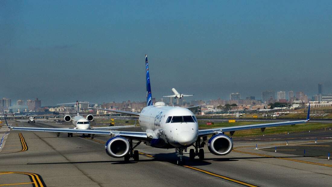 Самолет JetBlue подрезает крыло Southwest jet в аэропорту Ла-Гуардия, сообщает FAA