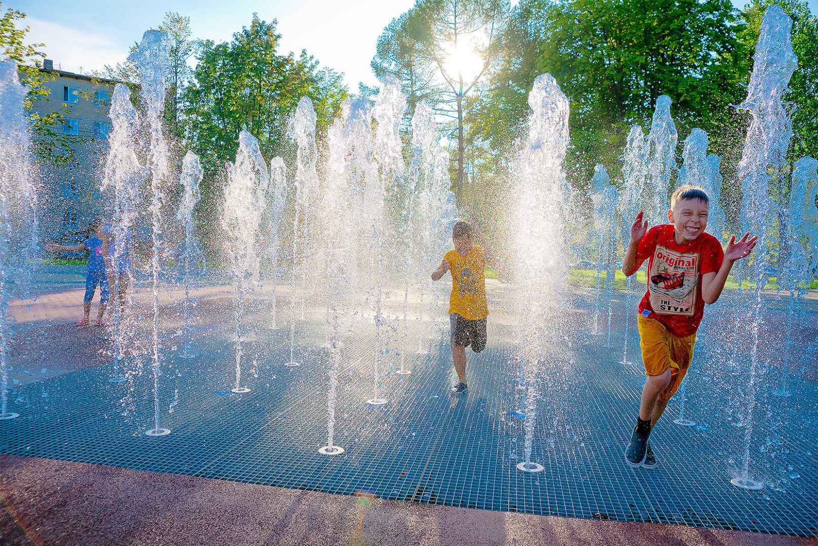 Дети летом купаются брызгаются в фонтанах...Почему это стало проблемой?