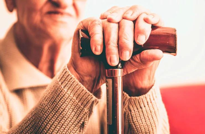 Взрослые дети не помогают своим пожилым родителям: какая ответственность за это предусмотрена?