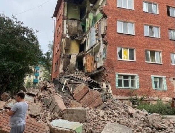 "Вы просто часто принимали душ" или история о том, как рушился дом в Омске на глазах людей. Опять чиновники все прозевали!?