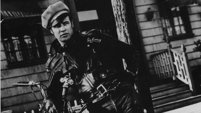 Одинокий аутсайдер ищет свою свободу на мотоцикле. Знаменитые мотоциклисты.