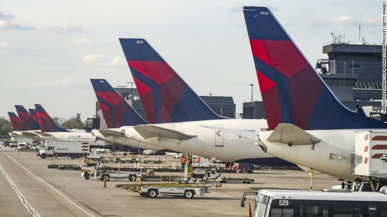 Бывшая стюардесса подала в суд на Delta Air Lines после того, как ее уволили за публикацию редакционной карикатуры против Трампа в социальных сетях