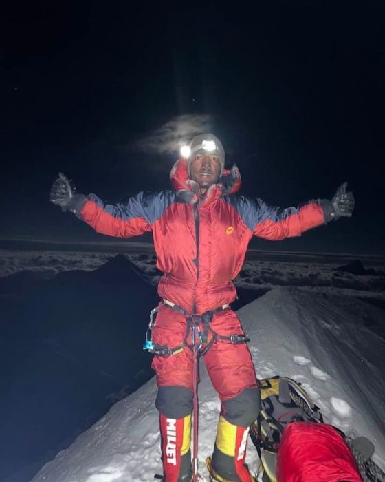 Эпический спуск: мать двоих детей помогает двум своим больным товарищам спуститься в Гашербрум-1