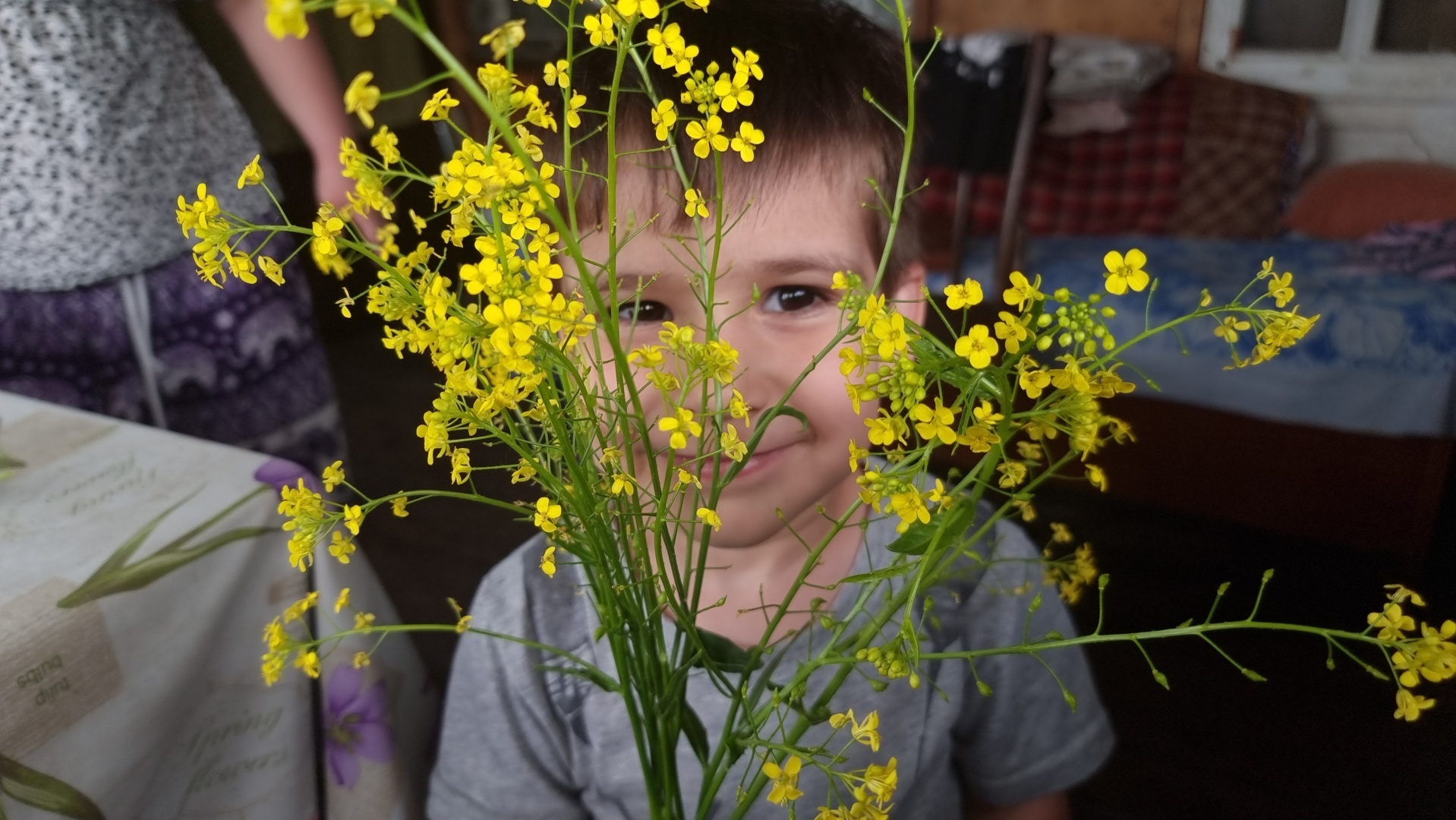 Нет, это ты жадный! Отдай ему быстро!