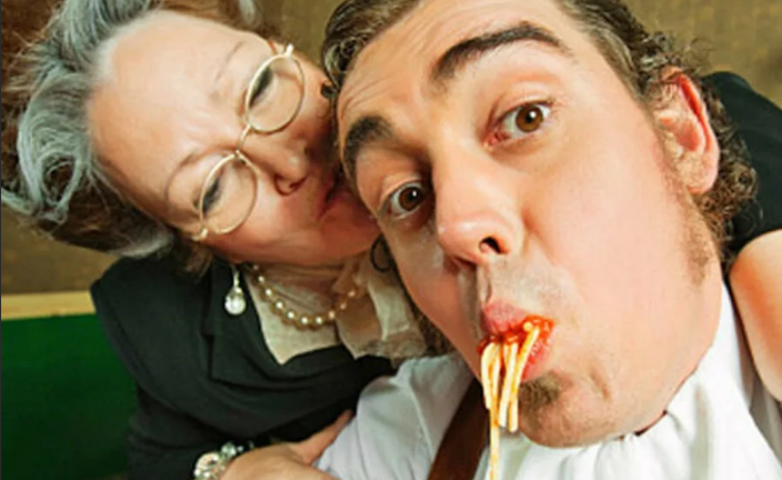 Мальчуганы 30+, живущие с мамами, – норма?