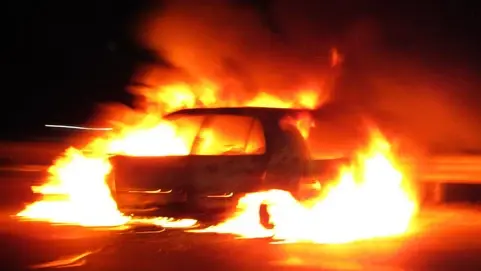 В Свердловской области шизофреник попытался сжечь полицейские Granta и «Ниву». Он «был в ярости»