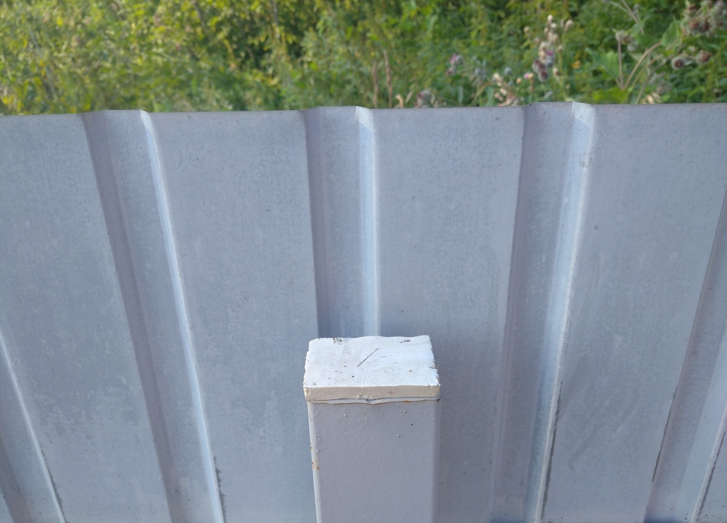 Заглушки для заборных столбов: 50 штук за 10 минут – из куска пенопласта (и что с заглушками стало через год)