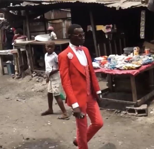 Стиляги копят себе на одежду, но сами сидят без воды и не работают.