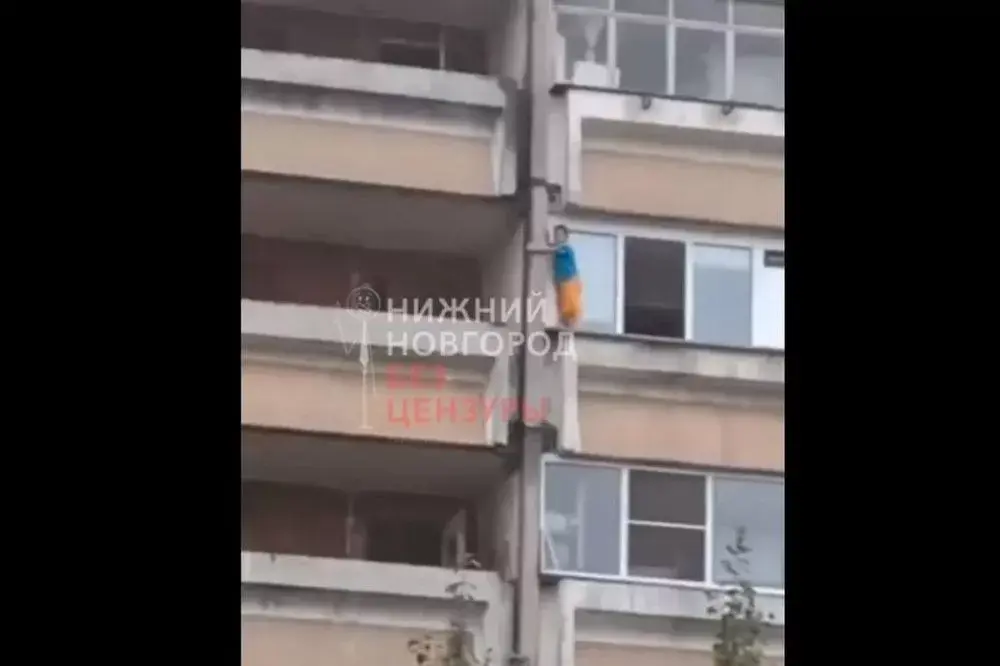 Целый час простоял ребёнок на карнизе балкона на 7 этаже.