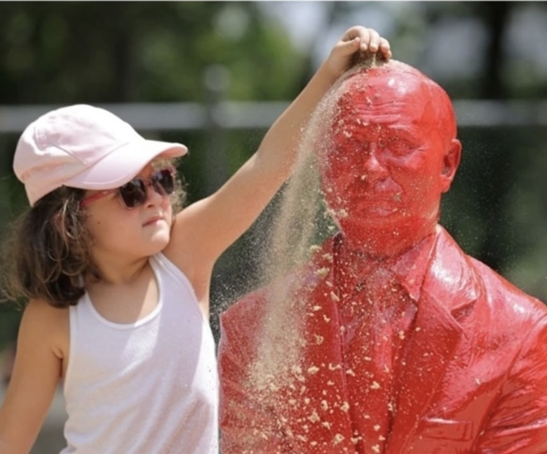 Владимира Путина изобразили в красной статуе на танке. У кого она нашла популярность?