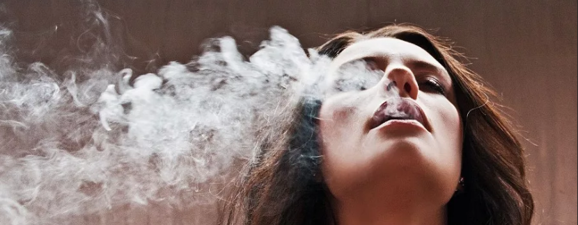 Курящие женщины или пепельницы.