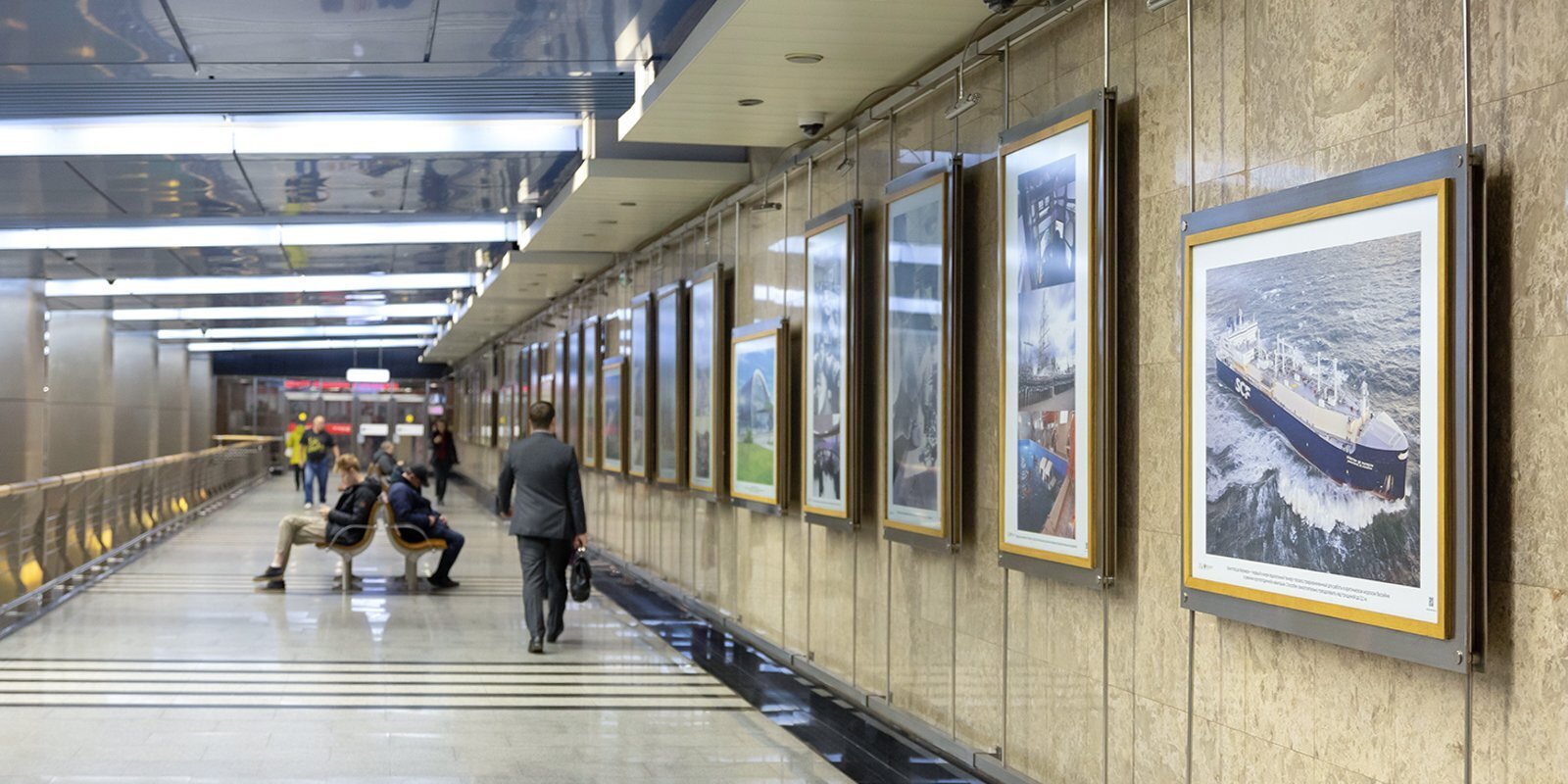 Метро выставочный центр. Галерея метро Выставочная. Фотовыставки в метро. Галерея станция метро. Метро Выставочная выставка.