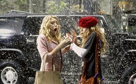 В светлой одежде? С ребёнком на руках? Пфф! На, получай душ из лужи!