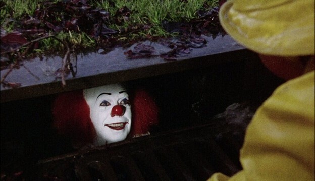 В светлой одежде? С ребёнком на руках? Пфф! На, получай душ из лужи!