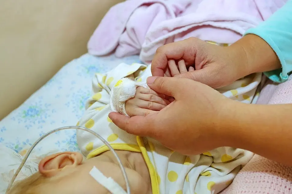 Всей страной собираем деньги на спасение жизни больным детям- на это у государства нет денег. Зато есть на гуманитарку, на восстановление Донбасса