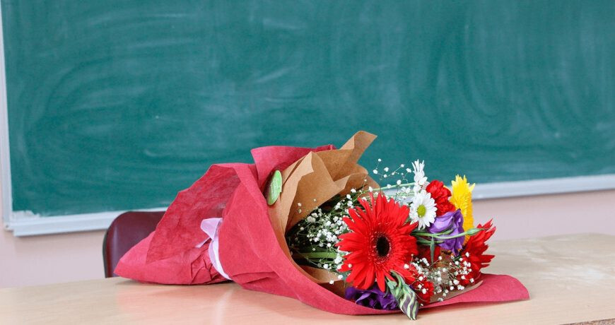 "Подарок или взятка": что можно подарить учителю на 1 сентября? Памятка для родителей в канун Дня знаний