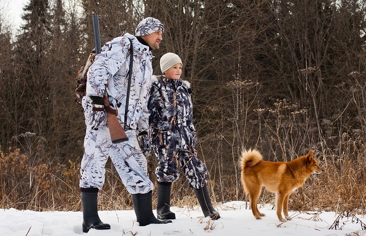 Некоторые люди рассматривают охоту как кровавое времяпрепровождение. Для других охотники - любители природы.