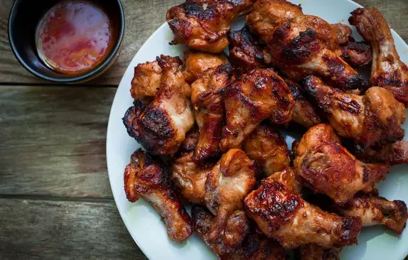 Куриные крылышки со сладкой и острой малиной