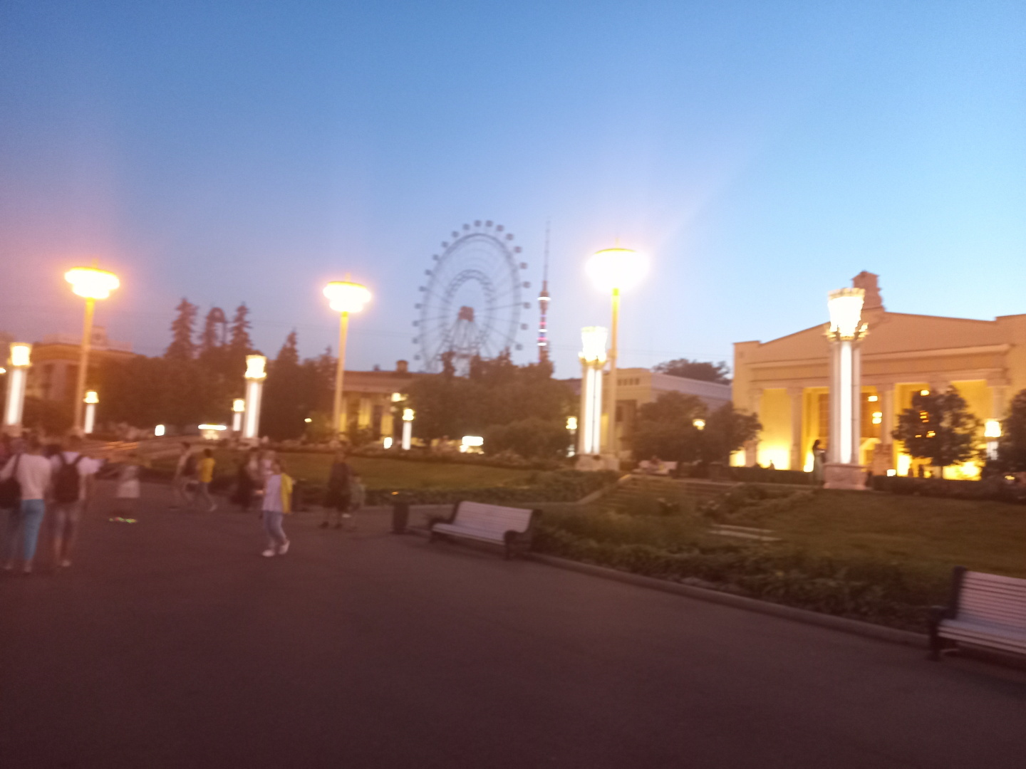 Жара. Вечер. Фонтаны ВДНХ