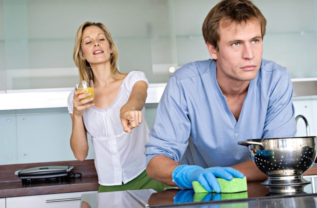 Нужен ли в России закон о защите слабых мужчин от сильных женщин? Борьба за равноправие или очередная глупость...