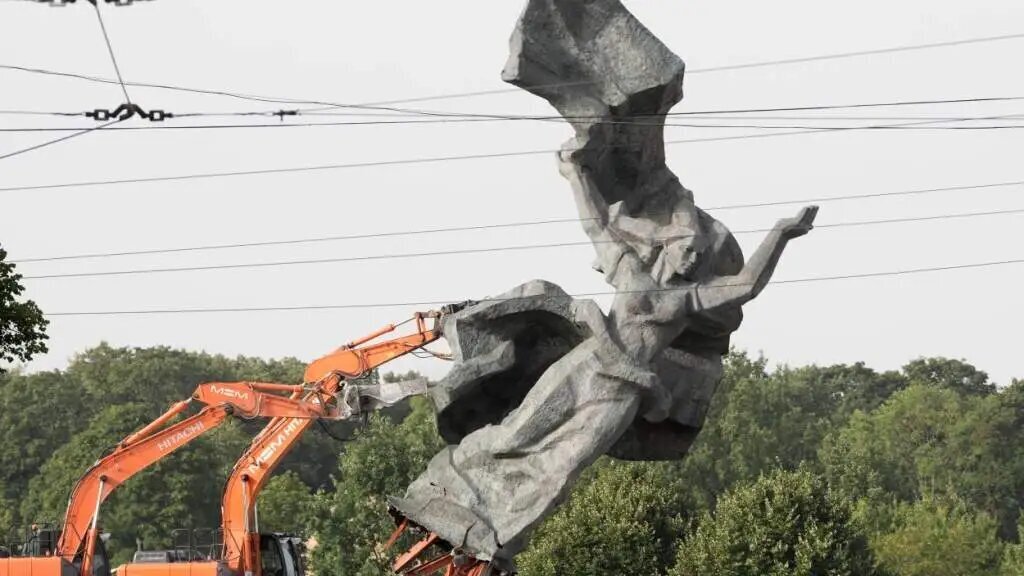 Der Spigel: "Снос советских памятников как форма протеста. Что немцы говорят о сносе памятника "Освободителям Риги".