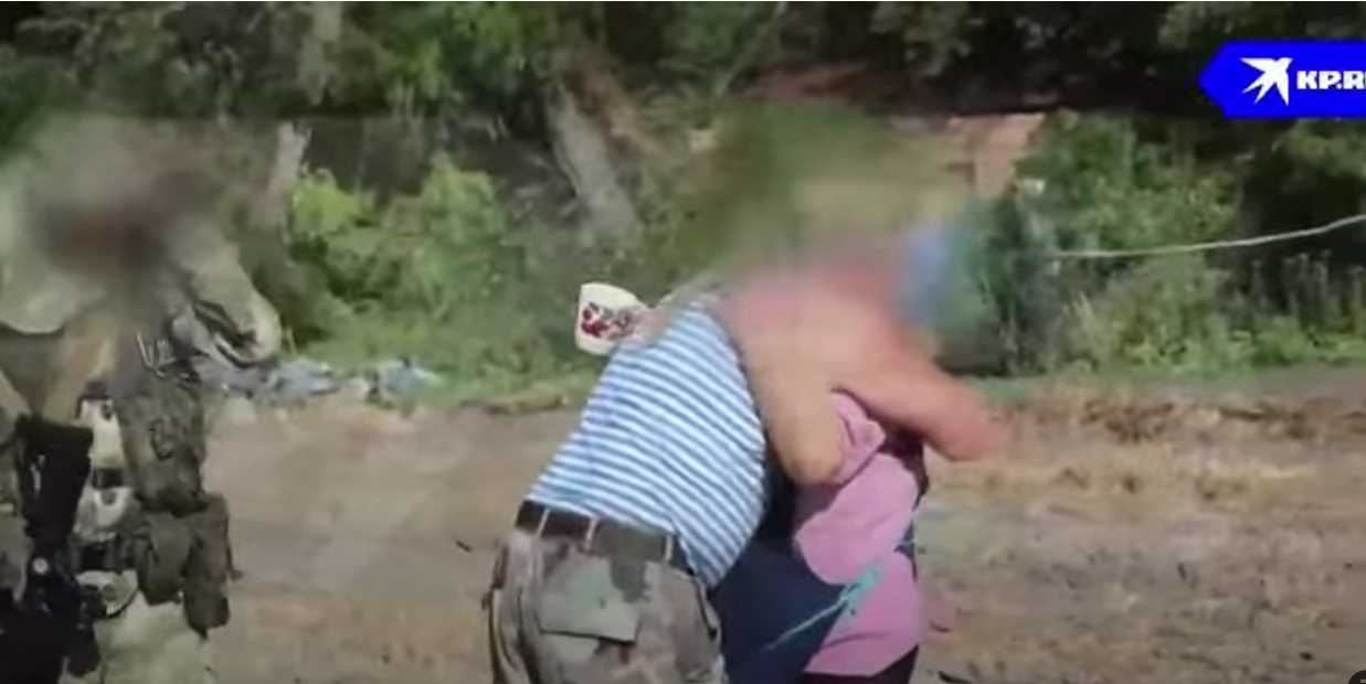 Трогательное видео встречи бабушки и военных: Вертолетчики всегда видели одну и ту же бабушку, которая машет им рукой провожая на задание