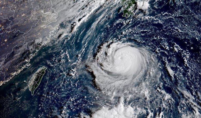 Супертайфун несётся из Японии пока средняя полоса жарится от засухи