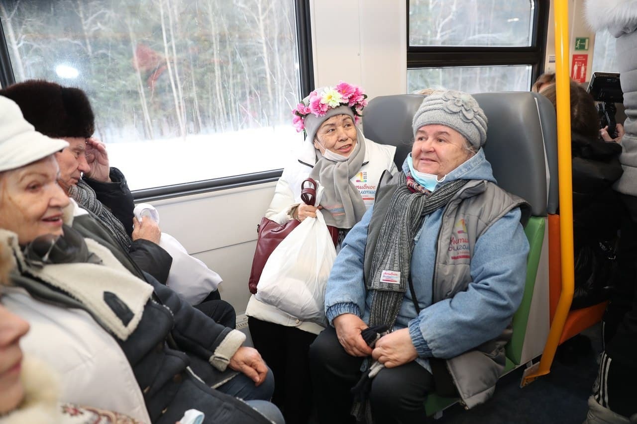 Куда в каждое утро в час пик, едут бабушки в общественном транспорте ?