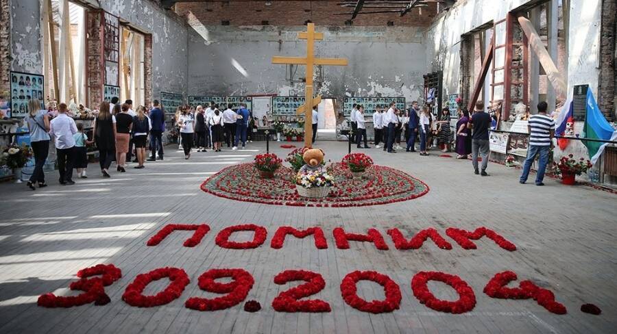 1 сентября. Начало учебного года. Праздник. Но есть в истории трагизм этого дня. 03.09.2004 г.- помним, скорбим. События 1-3 сентября Беслан.