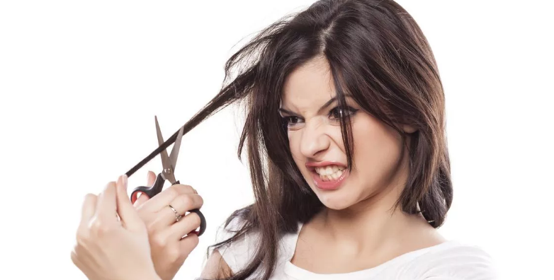 Подстригание волос из-за стресса.