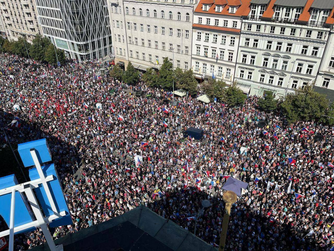 Народ против правительства. Протесты в Чехии 2022. Митинг в Праге 2022. Вацлавская площадь в Праге митинг. Митинг в Чехии 3 сентября 2022.