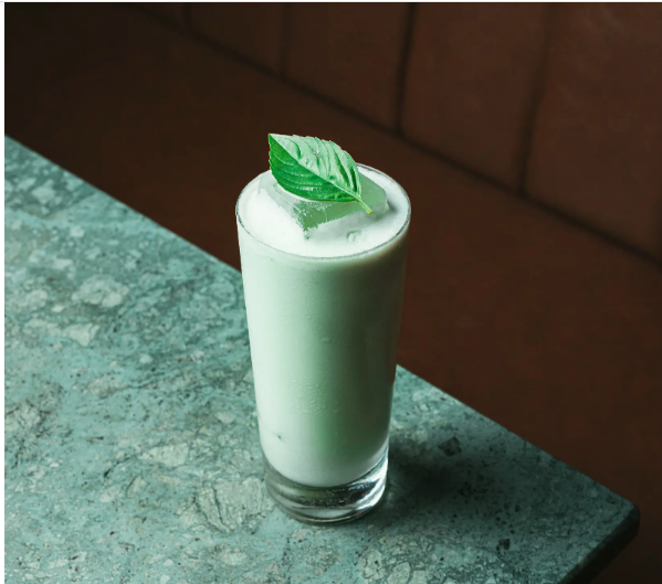 Пять коктейлей, которые помогут справиться с жарой