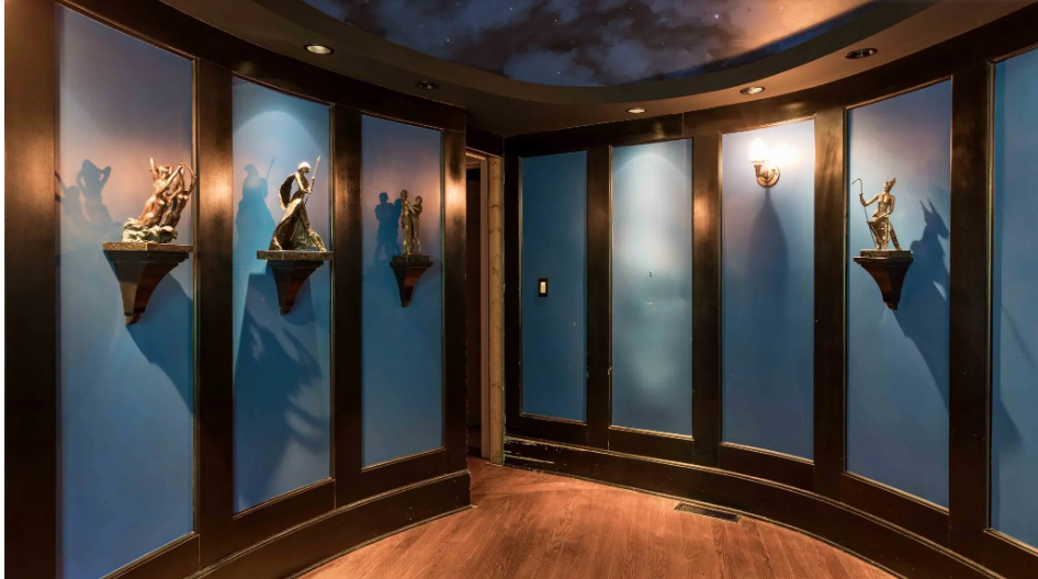 Коттедж в стиле готик-рок, подходящий для летучей мыши из ада