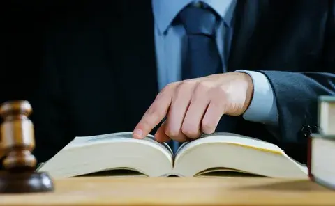 Тихо шифером шурша, едет крыша, не спеша, а то, что я под этой крышей, не знает крыша ни шиша