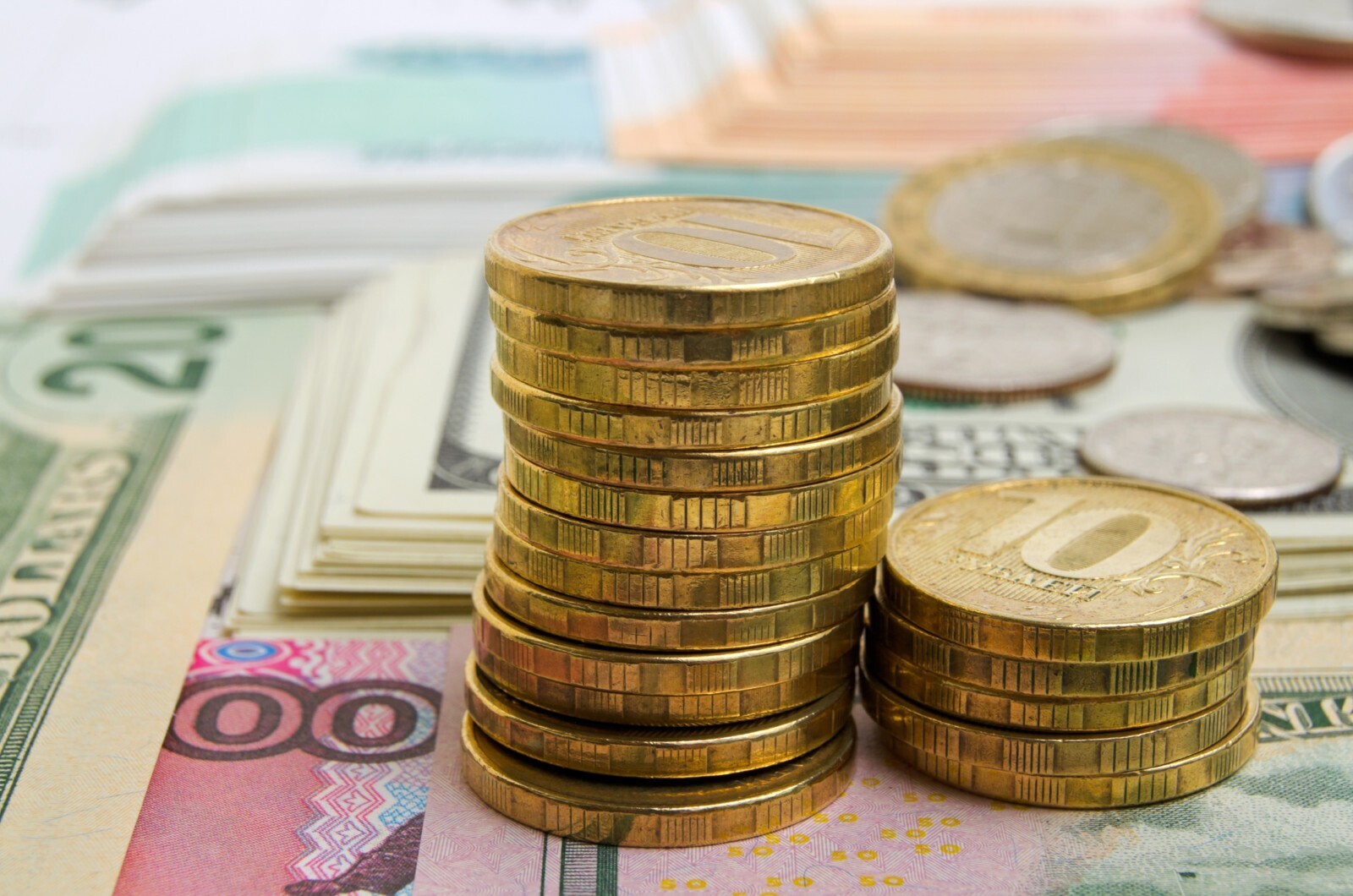 В какой валюте России нужно хранить свои резервы?