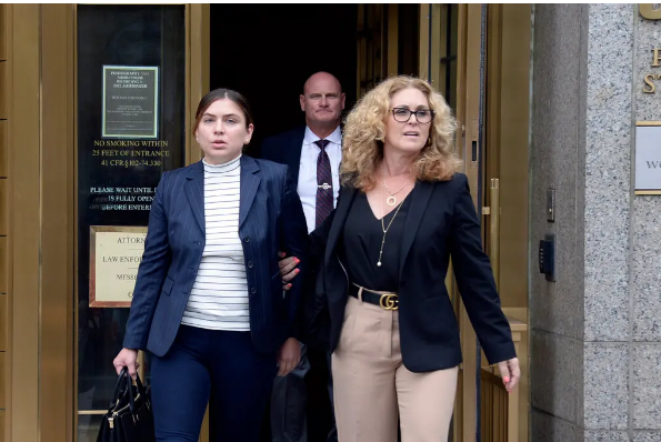 "Доверенный помощник лидера секс-культа" признает себя виновным в заговоре