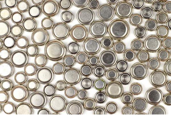 Все больше детей глотают батарейки и попадают в больницу скорой помощи.