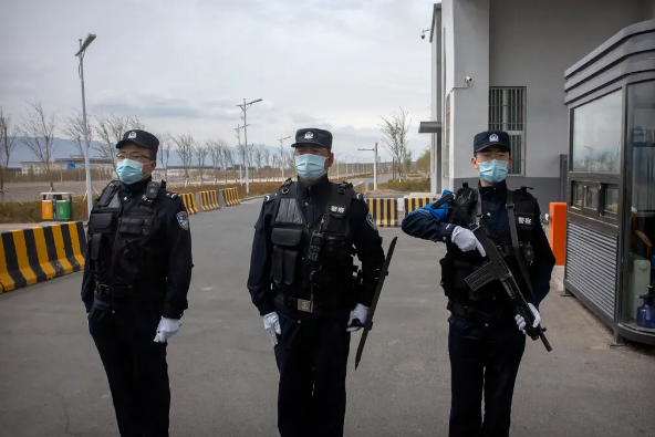 Просто хлеб и лапша: в Синьцзяне бедствие из-за карантина из-за Covid в Китае