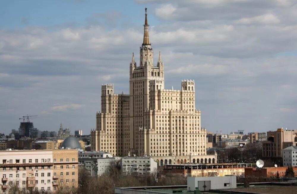 Высотка на площади. Высотка на Кудринской. Москва Кудринская площадь 1 сталинские высотки. Сталинская высотка на Баррикадной. Высотка на Кудринской набережной.