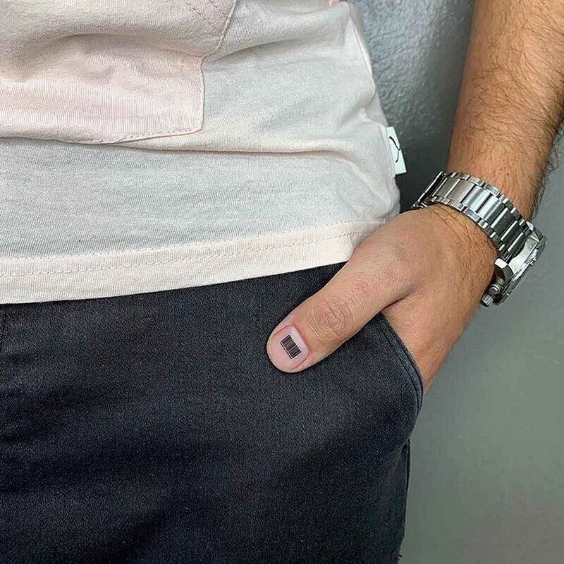 "Быть можно дельным человеком и думать о красе ногтей"... А мужское ли это дело – маникюр с покрытием?