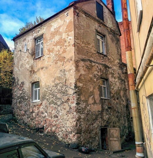 Как выглядит самый старый дом в России