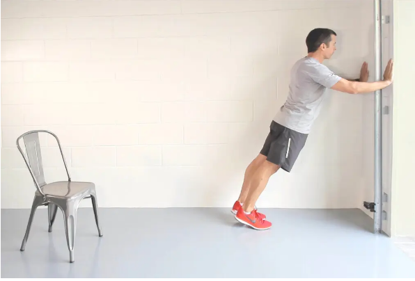 7-минутная тренировка в положении стоя Более мягкая версия популярной тренировки позволяет вам двигаться, не отрывая тело от пола..