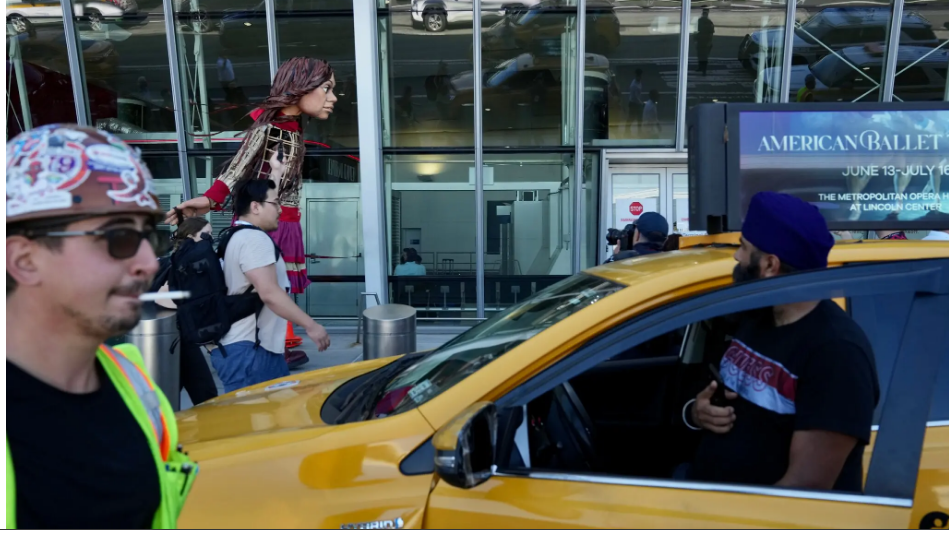 Маленькая Амаль прибывает в Нью-Йорк с посланием надежды и человечности