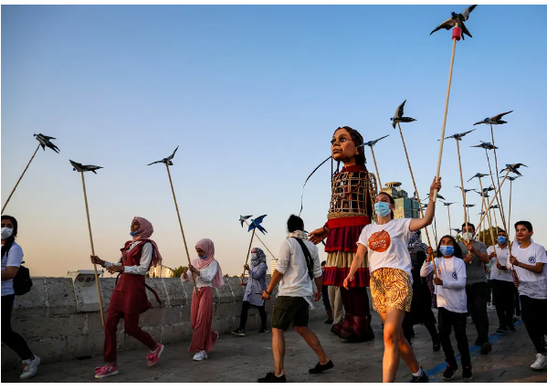 Маленькая Амаль прибывает в Нью-Йорк с посланием надежды и человечности