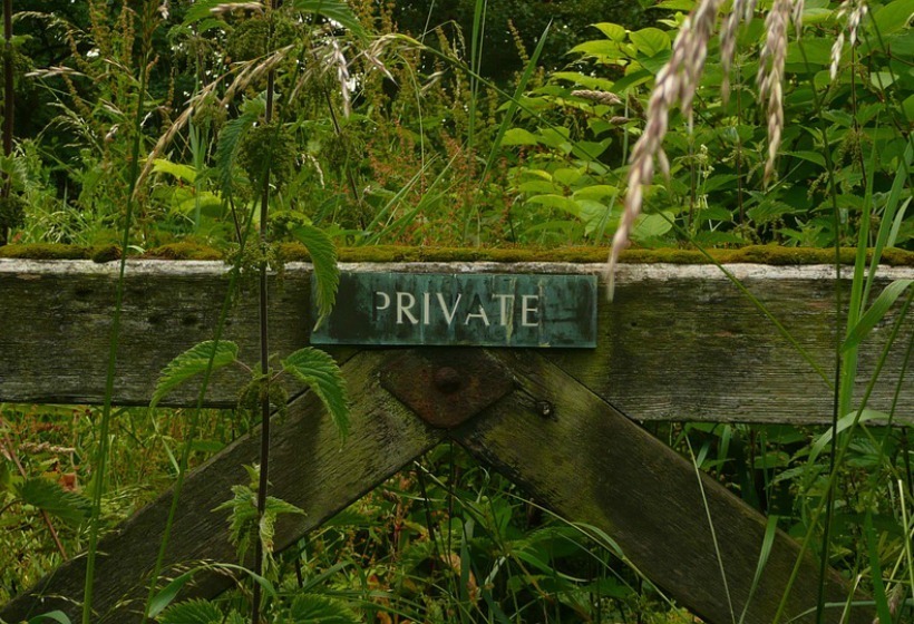 Можно ли подать иск на незаконное размещение гаража на моей меже?